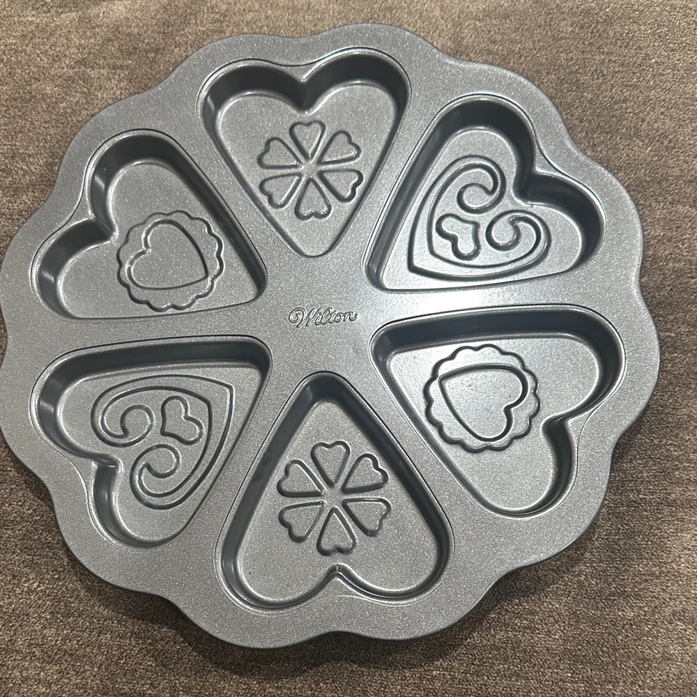 Wilton 6 Cavity Christmas Valentine Cookie Cake Pan